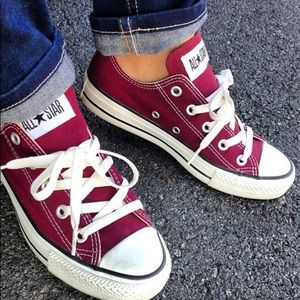 Women’s 8 maroon low top converse 💜